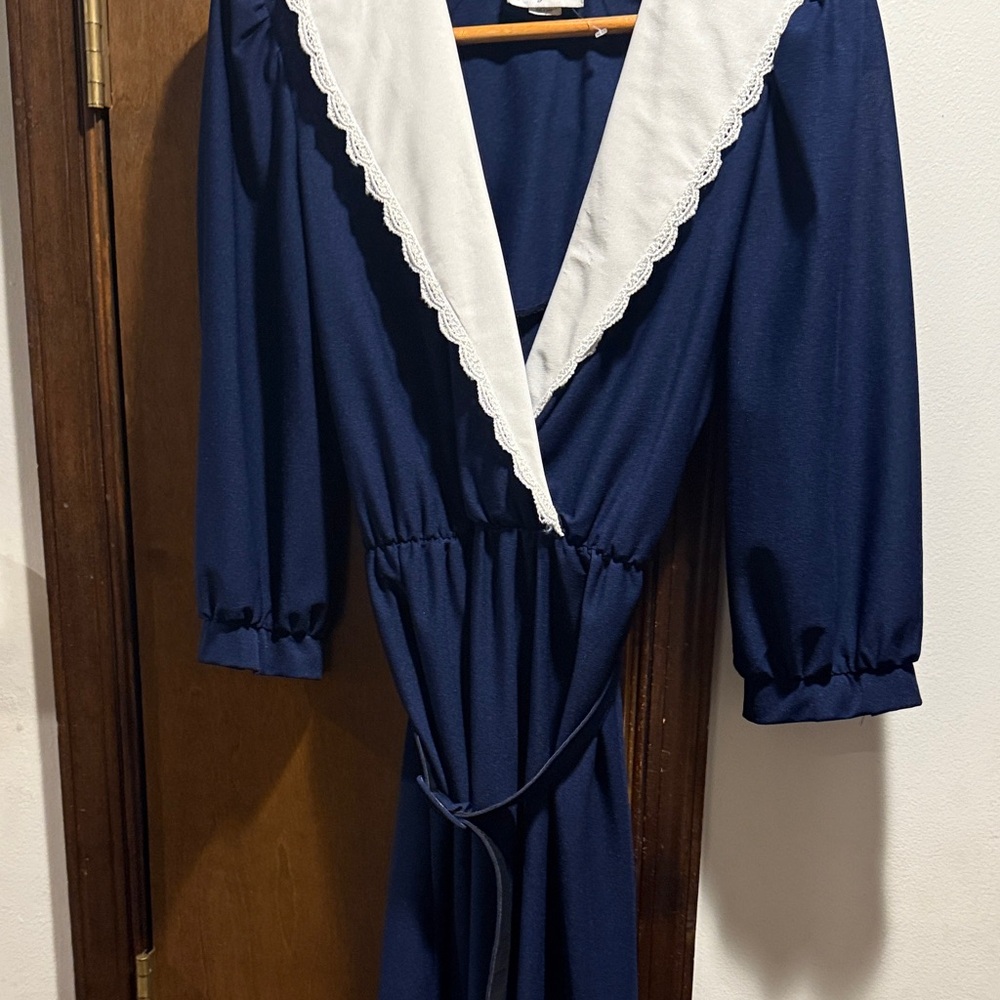 Elegant Navy Blue Dress with White Collar size 8 quarter length sleeve